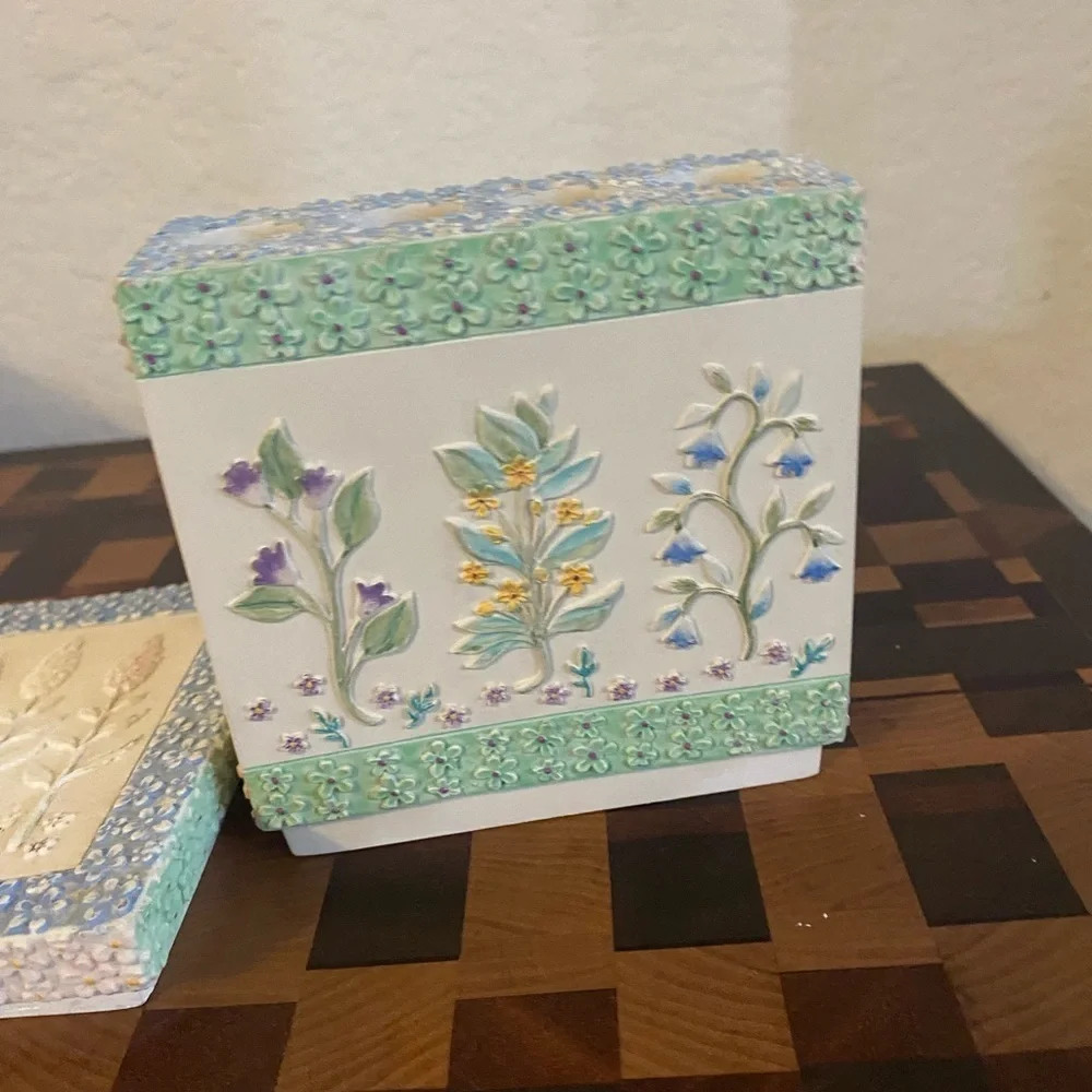 Vintage Shabby Chic Pastel Floral Embossed Decorative Toothbrush & Soap Dish
